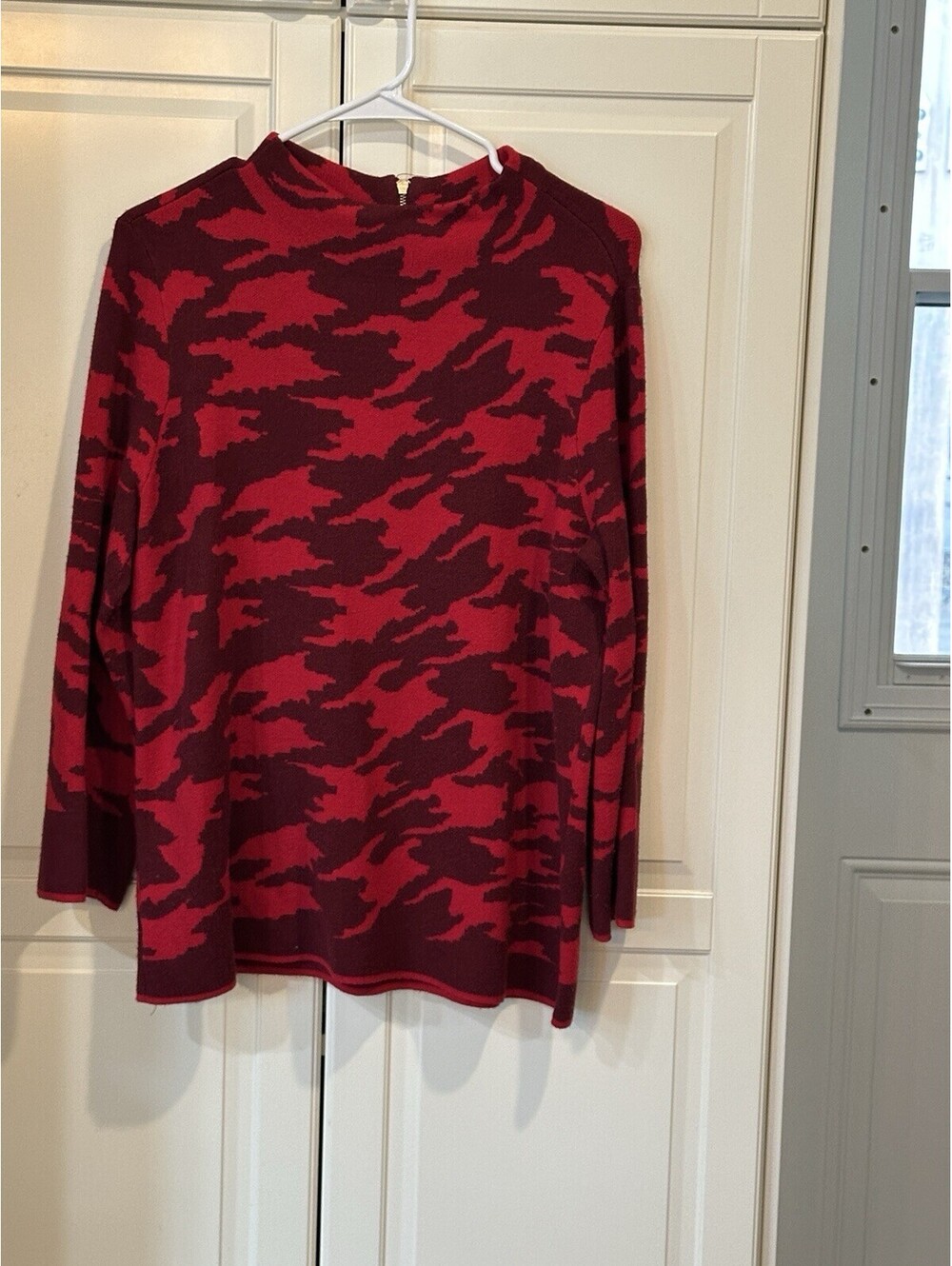Chicos Women's Red Camo Print Back-Zip Sweater Size 2 (US 12)